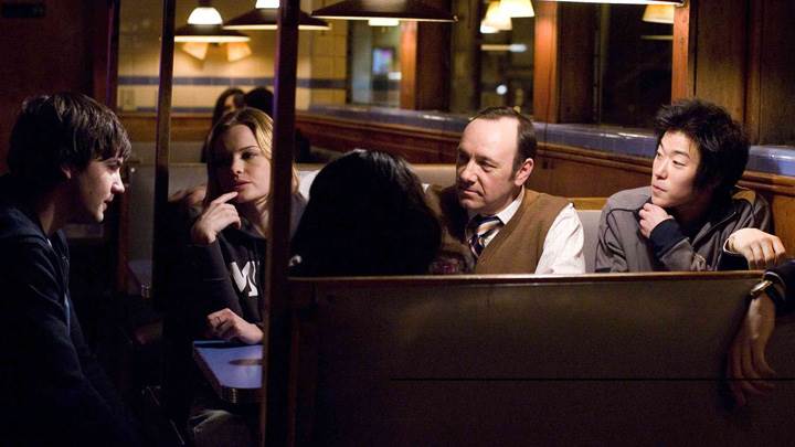 21 – Kevin Spacey, Kate Bosworth, Jacob Pitts, Jim Sturgess and Aaron Yoo Sitting